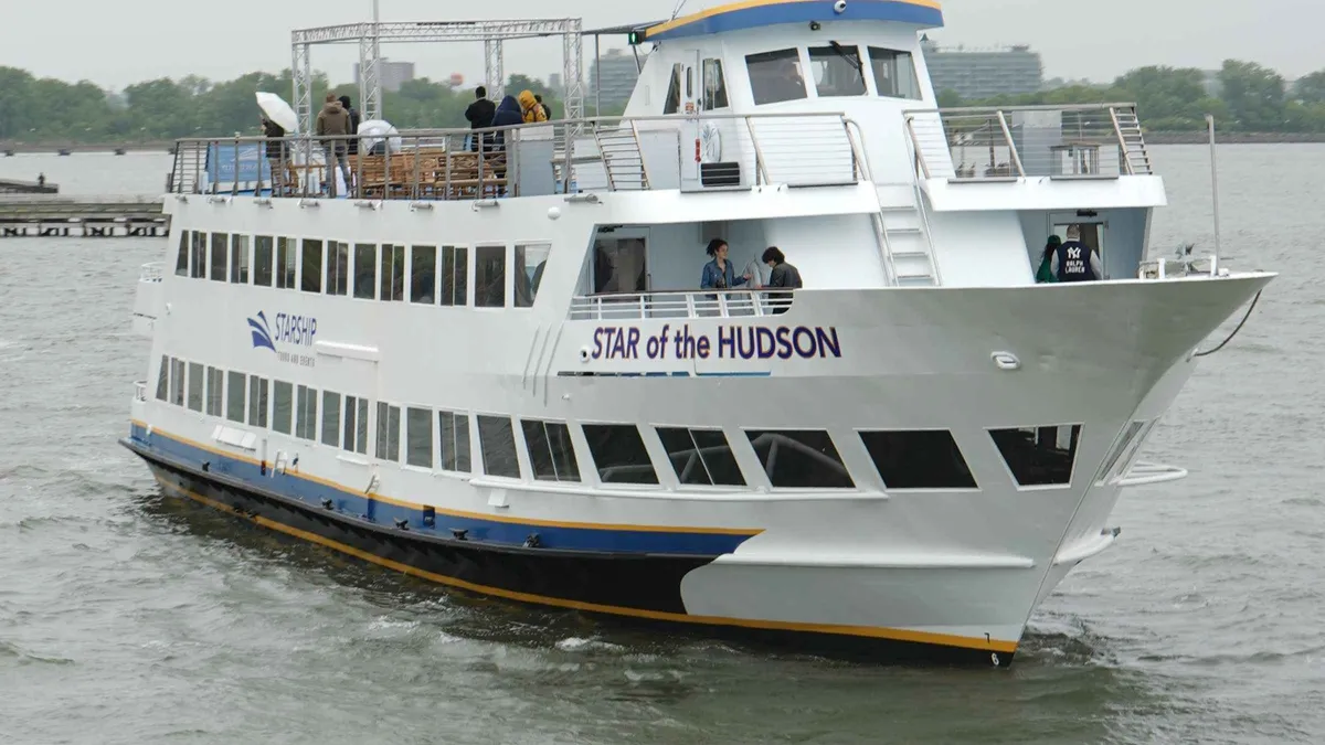 Starship cruise boat on a 90-minute New York architecture boat tour with the Manhattan skyline