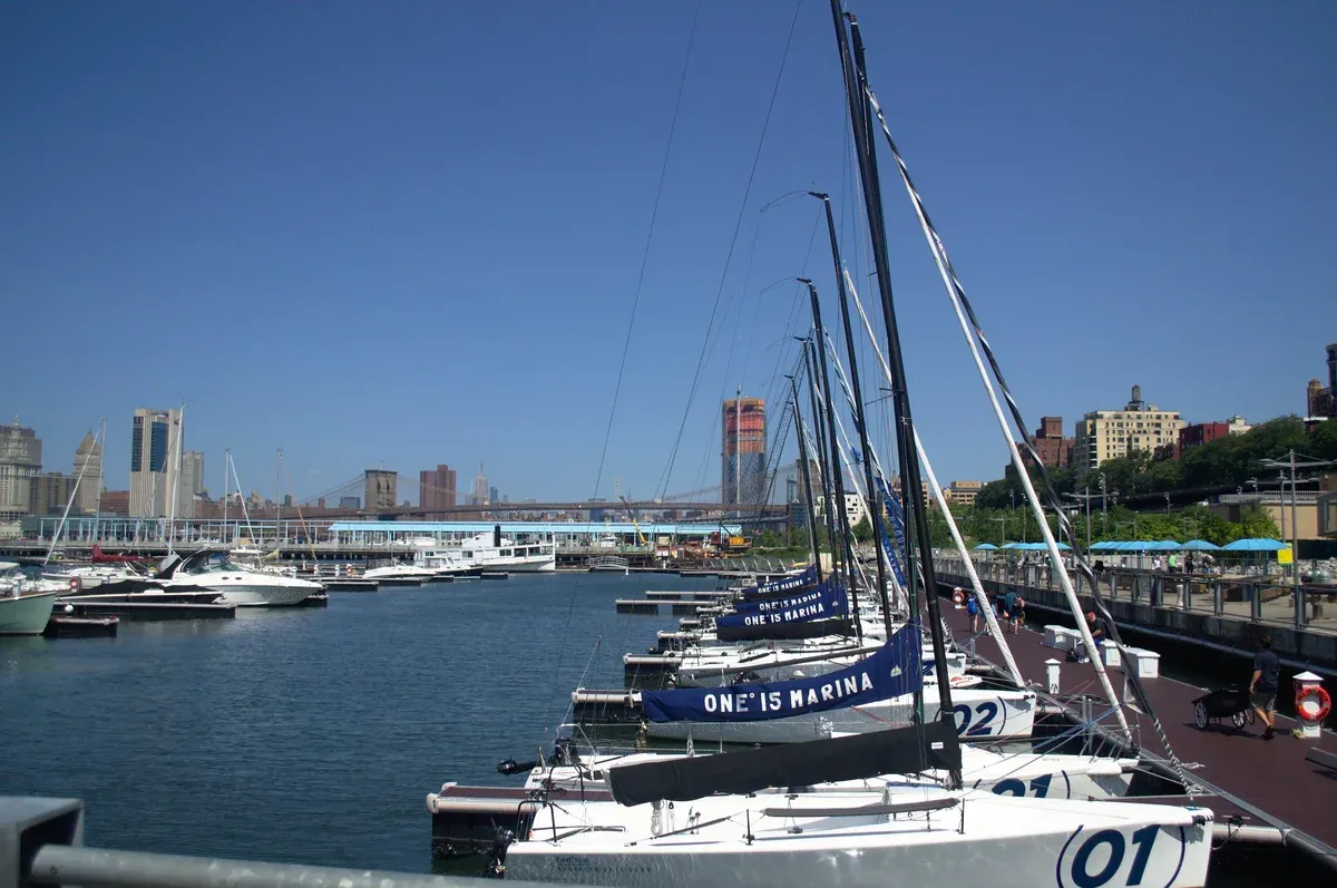 Sailboats at the ONE15 Brooklyn marina in Brooklyn Bridge Park, starting point of an architecture boat tour in New York